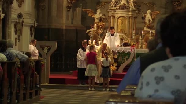 Katholieke christelijke massa oogst en liturgie eredienst, bisschop en pastoor — Stockvideo