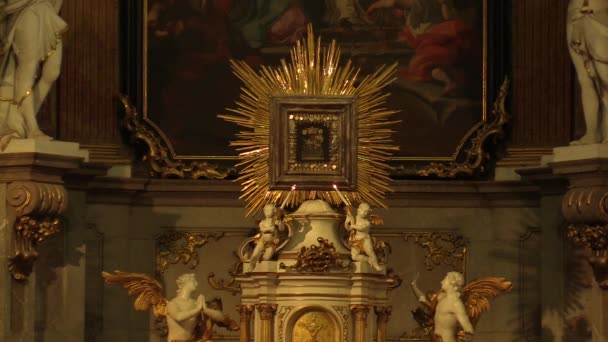 Altar and black Byzantine Madonna with a blessing baby and a shining sun and moon, Pilgrimage church Ocistovani Panny Marie — Stock Video