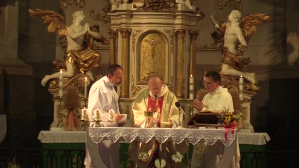 Katholieke christelijke massa oogst en liturgie eredienst, bisschop en pastoor — Stockvideo