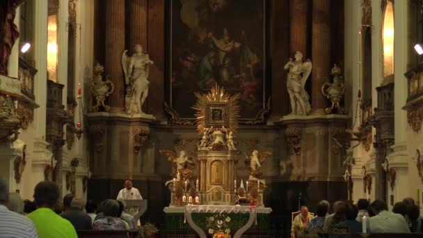 収穫と典礼礼拝、神に感謝祭の後のカトリックのキリスト教ミサ — ストック動画