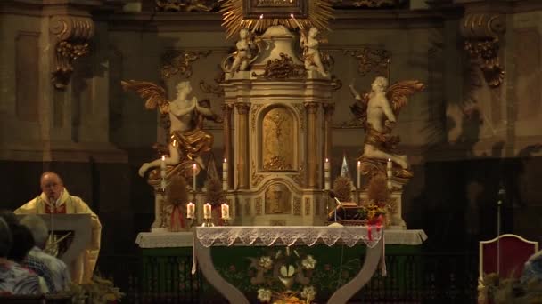 Католицької християнський маси після збору врожаю і літургії поклоніння, подяки Богу — стокове відео