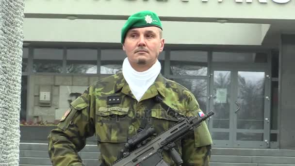 Elitní voják České armády s moderní zbraň útočná puška Bren 805 Cz v slavnostní chvíli — Stock video