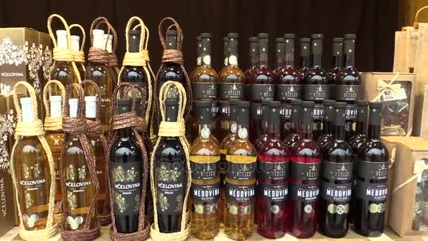 La bebida alcohólica original de hidromiel y abeja, hermosas botellas de vidrio de alta calidad y sabor a miel dulce, creado por la fermentación de la miel — Vídeos de Stock