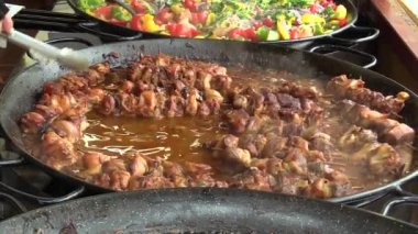 Domuz eti ve tavuk eti yemek özel kızartma tavası, dönüm et, Noel pazarları iştah açıcı sulu şiş