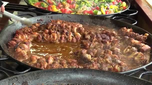 Аппетитный сочный шампур из свинины и куриного мяса на специальной сковороде, превращая мясо, рождественские рынки — стоковое видео