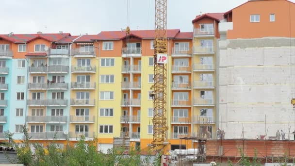 OLOMOUC, CZECH REPUBLIC, NOVEMBER 17, 2017: Construction of a brick residential house, a crane and a group of hardworking workers, concrete piles and foundations, engineering work — Stock Video