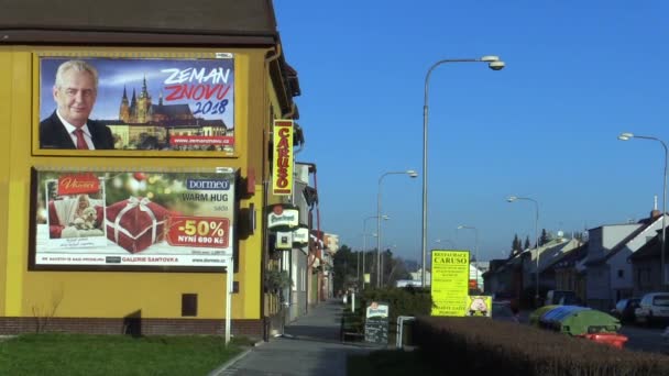 Olomouc, Csehország, December 12, 2017: Billboard támogatása jelölését a elnök Milos Zeman 2018-ban a Cseh Köztársaság elnökének közvetlen választáson, autók emberek banner — Stock videók