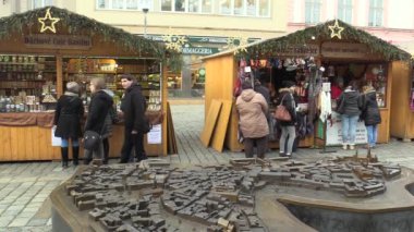 Olomouc, Çek Cumhuriyeti, 17 Aralık 2017: Noel Noel pazarı insanlara eldiven örgü kare, Bitkisel Çaylar durak, Hıristiyan tatil yürüyüş, minyatür bronz model şehir Olomouc, Avrupa, Avrupa Birliği millet