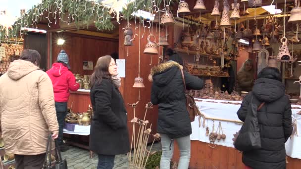 Olomouc República Checa Dezembro 2017 Pessoas Mercado Advento Natal Barraca — Vídeo de Stock