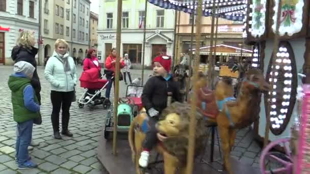 Olomouc, Česká republika, 17 prosince 2017: kolotoč jezdit spinning s lions, koně, kočár, auto pro děti barevné na vánoční trhy, křesťanské svátky a adventní, autentickou radost rodin, Evropa, Evropská unie