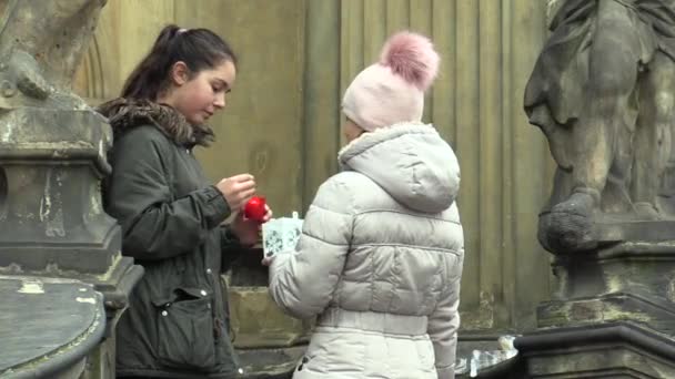 Olomouc República Checa Diciembre 2017 Linterna Vela Scout Niña Los — Vídeos de Stock