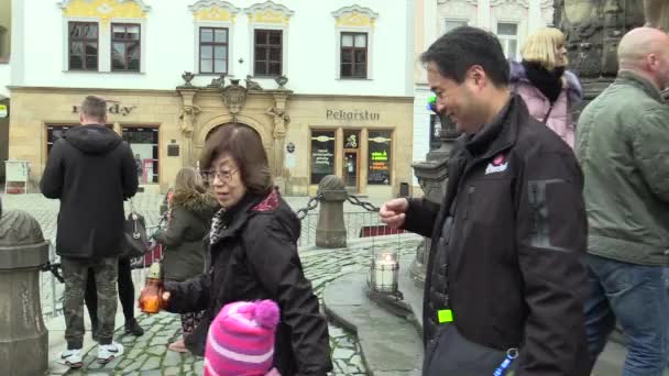 Olomouc Tjekkiet December 2017 Asiatisk Mand Holder Lanterne Med Lys – Stock-video