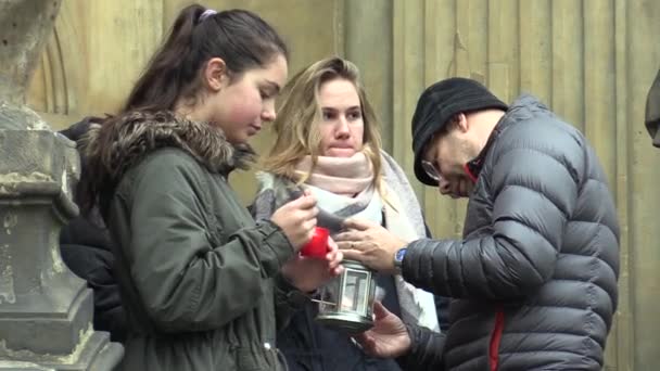 Olomouc, Çek Cumhuriyeti, 12 Aralık 2017: İzci kız doğum yeri Filistin'den Hıristiyanlar ışık Bethlehem fener ve Jesus Chris mezarını tutuşturan — Stok video