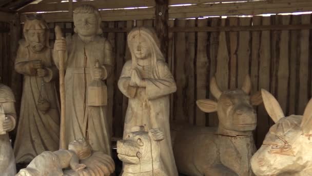 OLOMOUC, REPÚBLICA CHECA, 17 DE DICIEMBRE DE 2017: Belén tallado a mano en madera, bellas estatuas de creche de natividad de José, María, Jesucristo un bebé — Vídeo de stock