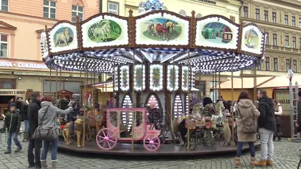 Olomouc, Tjeckien, 17 December 2017: karusell snurra med lejon, häst, vagn, bil för barn färgglada på julmarknader, kristna helgdagar och tillkomsten, äkta glädje av familjer — Stockvideo