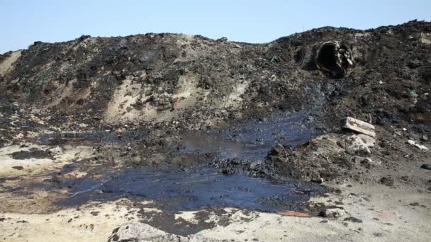 L'ex discarica rifiuti tossici, effetti natura da suolo contaminato e acqua con sostanze chimiche e petrolio, disastro ambientale, contaminazione dell'ambiente — Video Stock