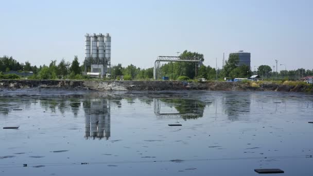 L'ex discarica rifiuti tossici, effetti natura da suolo contaminato e acqua con sostanze chimiche e petrolio, disastro ambientale, contaminazione dell'ambiente — Video Stock