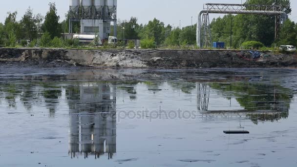OSTRAVA, RÉPUBLIQUE TCHÈQUE, 3 AOÛT 2015 : Ancienne décharge de déchets toxiques à Ostrava, lagune pétrolière, Ostramo. Effets de l'eau et du sol contaminés par des produits chimiques et du pétrole sur la nature — Video