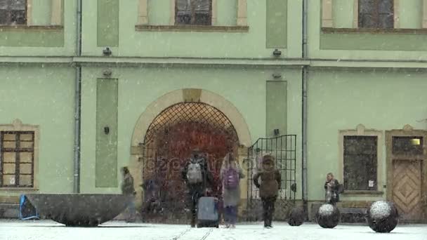 Olomouc, Çek Cumhuriyeti, 3 Ocak 2018: kışın, kar fırtınası blizzard büyük bir kar yağışı ile felaket yayalar, insanlar karda yürümek için şok sorun insanlardır — Stok video