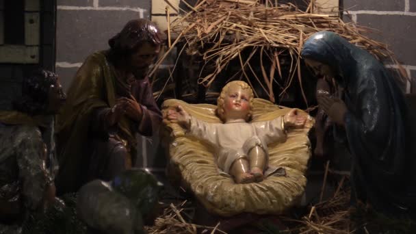 OLOMOUC, REPÚBLICA CHECA, DEZEMBRO 17, 2017: Bethlehem mão esculpida de madeira, belas estátuas de creche natividade de José, Maria, Jesus Cristo um pequeno bebê — Vídeo de Stock