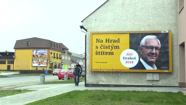 Olomouc, Tjeckien, 12 December 2017: Billboard stöd för kandidatur Jiri Drahos i direkta val till presidenten av Republiken Tjeckien 2018, mannen läser en skylt — Stockvideo