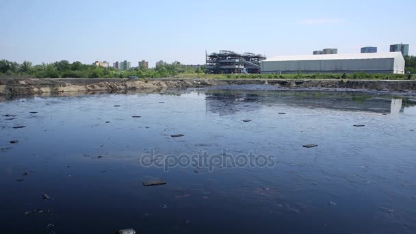 L'ex discarica rifiuti tossici, effetti natura dal suolo contaminato e acqua con sostanze chimiche e petrolio, disastro ambientale, contaminazione, case pannello residenziale — Video Stock