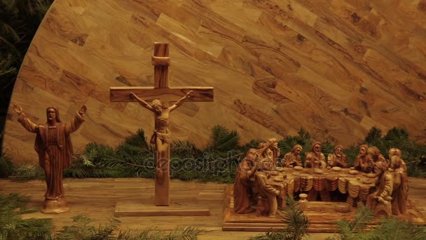 OLOMOUC, สาธารณรัฐเช็ก, 17 ธันวาคม ค.ศ. 2017: อาหารมื้อสุดท้ายของพระเยซูคริสต์, วันก่อนวันพิพากษาของพระองค์, ฉลองกับเหล่าสาวกของพระองค์ การฉลองวันอีสเตอร์, การตรึงกางเขนอาหารค่ําข่าวประเสริฐ, ไม้แกะสลัก — วีดีโอสต็อก