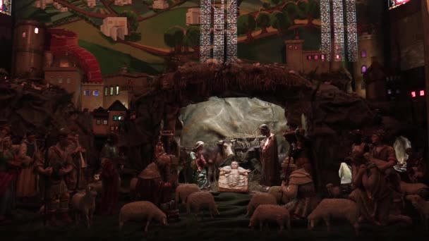 Olomouc, Tsjechië, 17 December 2017: Bethlehem hand gesneden uit hout, mooie geboorte creche standbeelden van Jozef, Maria, Jezus Christus een kleine baby — Stockvideo
