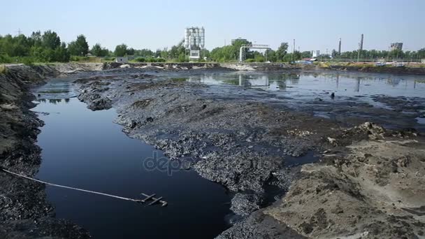 L'ex discarica rifiuti tossici, effetti natura da suolo contaminato e acqua con sostanze chimiche e petrolio, disastro ambientale, contaminazione dell'ambiente — Video Stock