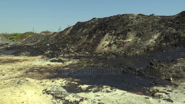 O antigo despejo de resíduos tóxicos, efeitos da natureza de solo contaminado e água com produtos químicos e óleo, desastre ambiental, contaminação do meio ambiente — Vídeo de Stock