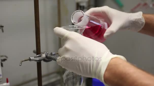 OLOMOUC, CZECH REPUBLIC, NOVEMBER 17, 2016: Unique scientific experiment organic chemistry, sample analysis in the laboratory, science red liquid in a flask pours — Stock Video