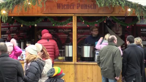 Cabine de barracas de mercados de Natal com soco de álcool com suco de frutas, as pessoas compram bebidas em uma xícara e em um generoso ponche de salsicha — Vídeo de Stock