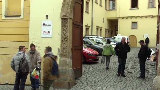 Olomouc, Česká republika, 3 ledna 2018: bezdomovci charitativní centrum pro sociálně slabé, možnost azylu na spaní přes noc a poskytované jídlo a oblečení — Stock video