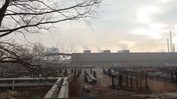 Ostrava, Tschechische Republik, 17. Dezember 2017: Fabrik zur Verarbeitung von heißem Metall und Stahl, Smog in der Stadt ostrava, Staub in der Luft, Gefahr für die menschliche Gesundheit — Stockvideo