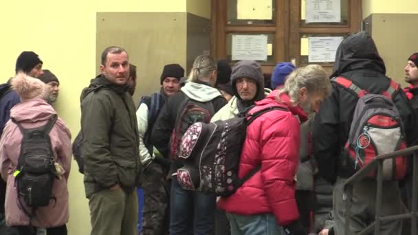 OLOMOUC, REPÚBLICA CHECA, JANEIRO 3, 2018: O centro de caridade sem-teto para os socialmente fracos, a possibilidade de asilo para dormir durante a noite e os alimentos e roupas fornecidos — Vídeo de Stock