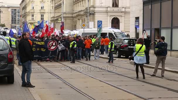 BRNO, REPÚBLICA CHECA, 1 DE MAYO DE 2017: Marcha de extremistas radicales, supresión de la democracia, contra el gobierno de la República Checa, la Unión Europea, la policía y las grandes banderas — Vídeo de stock