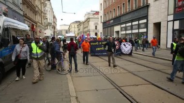 Brno, Çek Cumhuriyeti, 1 Mayıs 2017: Mart radikal aşırıcılar, demokrasi, Çek Cumhuriyeti, Avrupa Birliği, polis ve büyük bayraklar hükümete karşı bastırılması