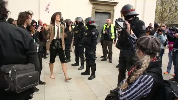 Brno, Česká republika, 1. května 2017: Česká mládež aktivisté provokace protest první máj proti extremistům, policejní pořádkové jednotky dohlíží, radikálové potlačení demokracie. Radikální konflikt