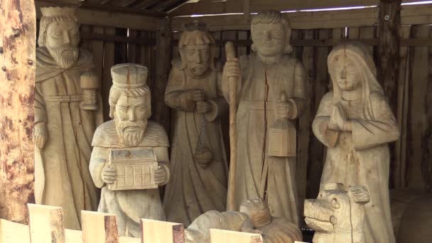 OLOMOUC, REPÚBLICA CHECA, 17 DE DICIEMBRE DE 2017: Belén tallado a mano en madera, bellas estatuas de creche de natividad de José, María, Jesucristo un bebé — Vídeos de Stock