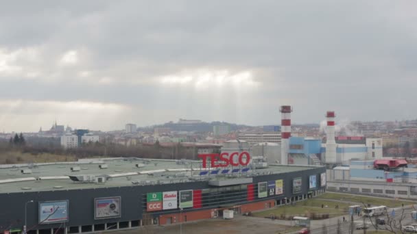 BRNO, REPUBBLICA CECA, 17 NOVEMBRE 2017: Grande centro commerciale, una grande copertura di terreno di qualità con cemento, una città in smog e calamità — Video Stock