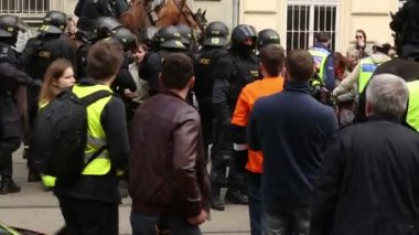 Brno, Çek Cumhuriyeti, 1 Mayıs 2017: Çevik kuvvet polisi gözaltına ve radikal aşırı karşı bir aktivist tutuklandı. Gösteri Mart, polis sırtında, Europe