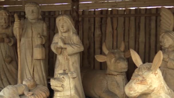 OLOMOUC, RÉPUBLIQUE TCHÈQUE, 17 DÉCEMBRE 2017 : Bethléem sculpté à la main dans du bois, belles statues crêches de Joseph, Marie, Jésus-Christ un petit bébé — Video