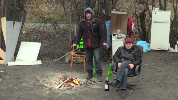 オロモウツ、チェコ共和国、2018 年 1 月 18 日: 2 つのホームレスの男性が悪い木板の書き込みとは本格的な冬に自分自身を暖める火を作成します。 — ストック動画