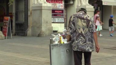 Brno, Çek Cumhuriyeti, 11 Ağustos 2017: otantik evsiz zavallı adam arıyor ve yiyor gıda çöp kutusu, kasaba Brno, South Moravia, Çek Cumhuriyeti, Avrupa dan