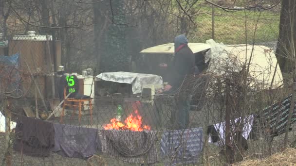 Olomouc, Tjeckien, 18 januari 2018: hemlösa stackars brinnande trä paneler och skapa eld för att värma sig på vintern, svart rök från brinnande plast, luftföroreningar — Stockvideo