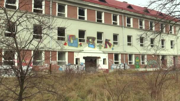 Olomouc Tjeckien Februari 2018 Den Övergiven Militärbyggnad Brownfield Där Skadegörelse — Stockvideo