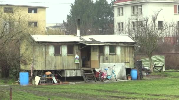 OLOMOUC, CZECH REPUBLIC, JANUARY 18, 2018: Sebuah rumah trailer untuk pengembara gipsi di kota, gipsi dalam memasak dan pemanasan musim dingin. Kehidupan sehari-hari sangat kejam dan otentik . — Stok Video