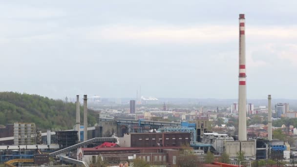Στοίβες εργοστάσιο καπνού. Οι εγκαταστάσεις θέρμανσης της η πόλη της Οστράβα και την παραγωγή του ένα φυτό με καύση άνθρακα μαύρο κοκ, θέρμανσης και ηλεκτρικής ενέργειας, το φυτό λέβητα παρέχεται ατμού για εργοστάσια παραγωγής ενέργειας στρόβιλο — Αρχείο Βίντεο