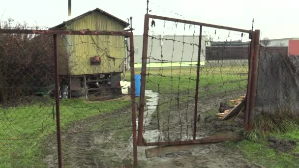 OLOMOUC, REPÚBLICA CHECA, 18 DE ENERO DE 2018: Una casa remolque para nómadas gitanos en la ciudad, gitanos en la cocina y calefacción de invierno. Supervivencia muy cruel y auténtica. Puerta de entrada desde alambres de púas . — Vídeo de stock