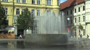 Olomouc, Çek Cumhuriyeti, 17 Ağustos 2017: Çeşme Svobody Meydanı Brno, ısı su ile soğutulan yaz bir erkekte bir gökkuşağı ile insanlar etrafında yürüyor